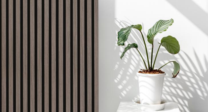 Wood4Wall paneel closeup naast een plant